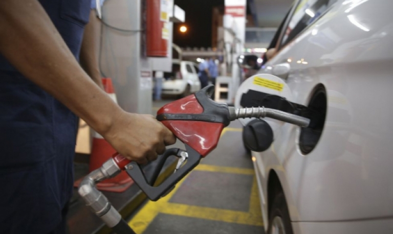 Gasolina cai ao menor valor em quase 3 anos no Brasil, diz Ticket Log