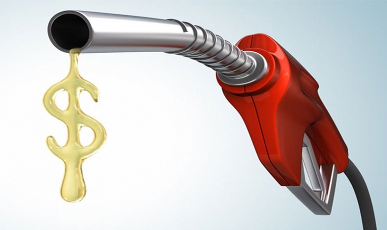 Preço da gasolina cai mais 2,5% e se aproxima de R$ 5 por litro
