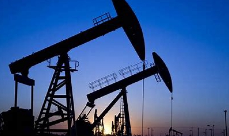 Petróleo fecha em queda, de olho em Ômicron e corte da AIE sobre projeção de demanda