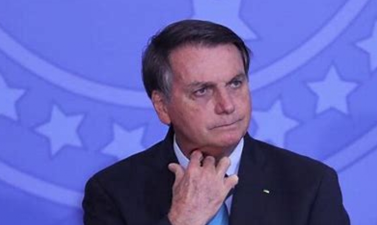 Bolsonaro diz a apoiadores que preço da gasolina ‘tem que cair’ com baixas do petróleo Brent
