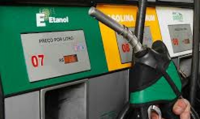Bolsonaro pede a Lira para votar projeto sobre venda direta de etanol
