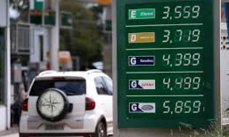 Preços dos combustíveis pressionam todas as faixas de renda em março, diz Ipea