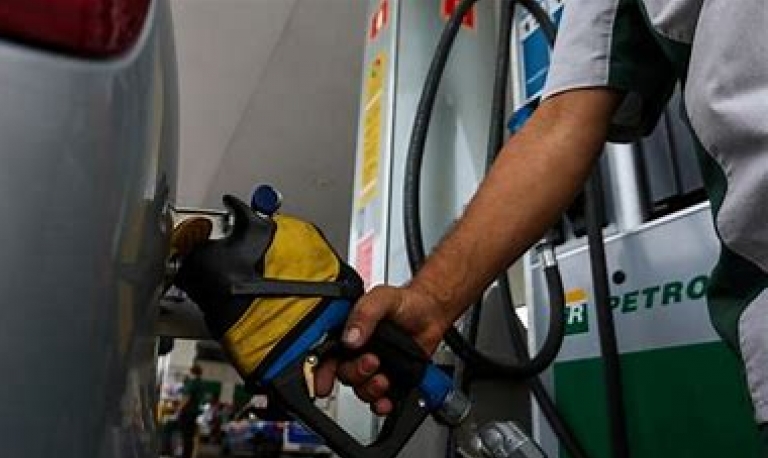 Bolsonaro diz que não vai interferir em preços e indica novo aumento de combustíveis