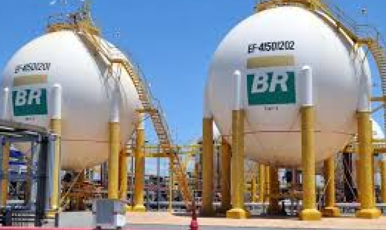 Petrobras suspende fornecimento de lote de gasolina após suspeita de danos em aeronaves