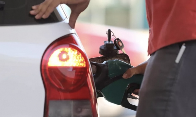 Petrobras reduz preço da gasolina pela primeira vez no ano a partir desta quarta-feira
