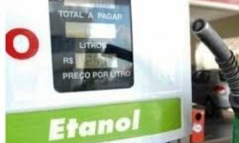Gasolina mais cara e produção menor acendem o etanol nas usinas