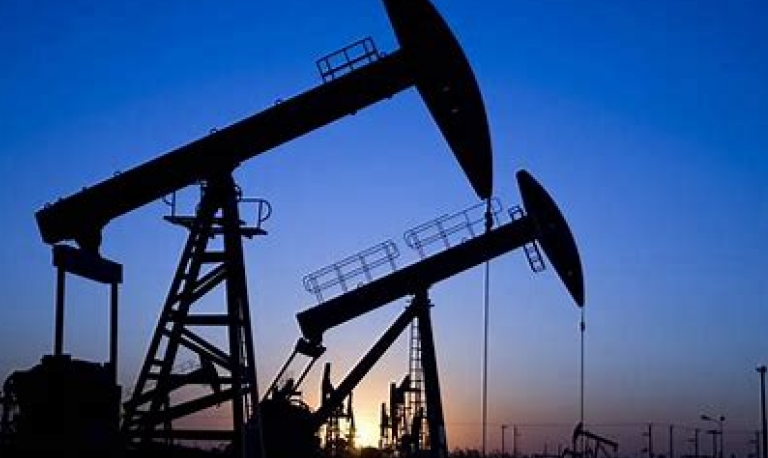 Petróleo fecha em queda com temor por desaceleração econômica global