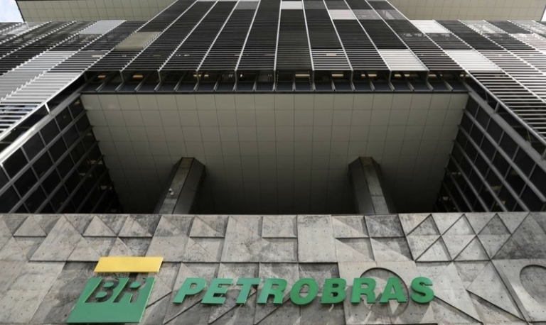 Congresso vai ao STF para bloquear venda de refinarias da Petrobras