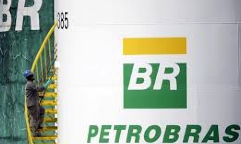 Surto de covid obriga desembarque de dezenas de empregados da Petrobras da plataforma P-69