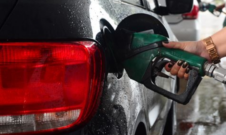 Distribuidoras não repassam queda no preço dos combustíveis nas refinarias