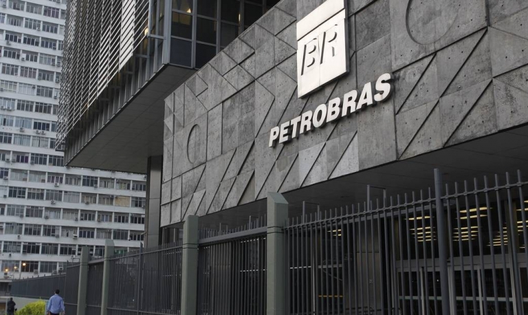 Bolsonaro volta a cobrar a Petrobras