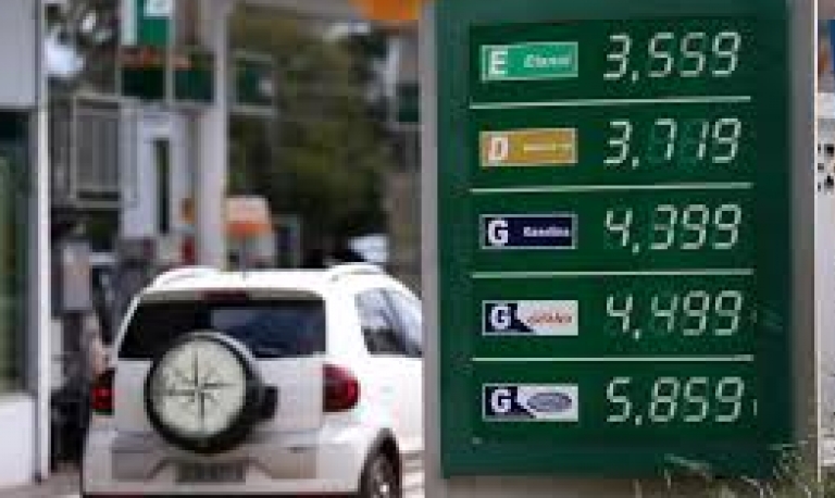 Sem clientes, postos do DF derrubam preço da gasolina a R$ 3,95
