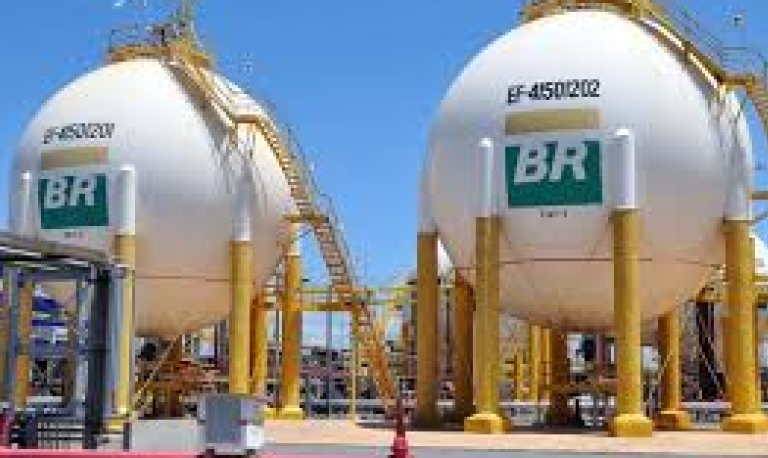 Petrobras faz 1º reajuste da gestão Silva e Luna e corta o preço dos combustíveis