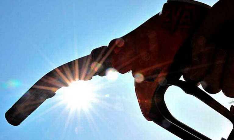 Bolsonaro insiste em mudar imposto da gasolina; preço cairia?