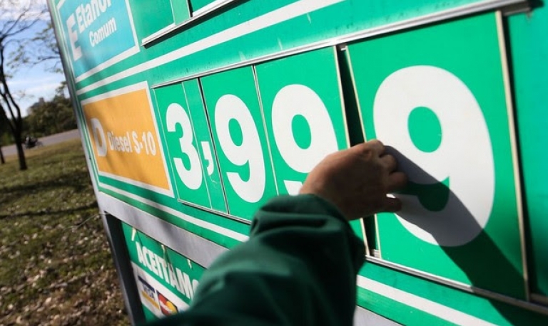 Gasolina já é encontrada a menos de R$ 5 em 13 estados