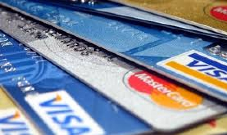 Juros do cheque especial e do cartão de crédito superam 300% ao ano