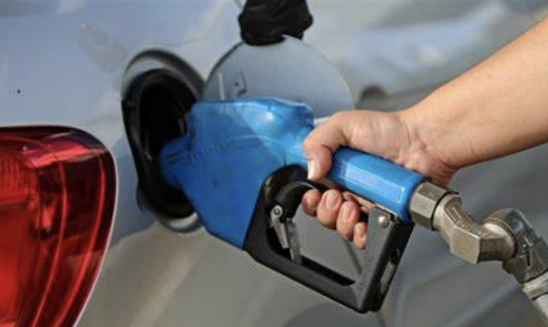 Preços dos combustíveis voltam a recuar nos postos