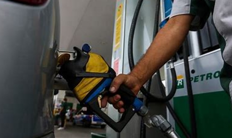 Governo e Petrobras podem fazer algo para você pagar menos pela gasolina?