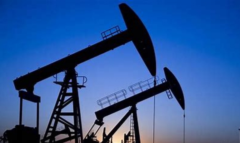 Demanda por petróleo deve crescer acentuadamente no próximo ano, diz IEA