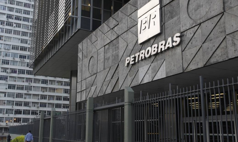 Petrobras anuncia corte dos preços da gasolina em 7% a partir de sexta-feira