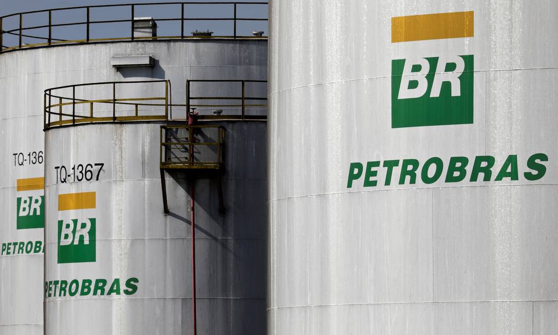Subsídio cruzado? Petrobras está vendendo gasolina mais cara e diesel mais barato
